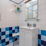 Апартаменты Comfy 3 Bdr Flat With Pool & Balcony By Lovelystay *