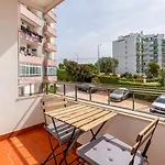 Апартаменты Comfy 3 Bdr Flat With Pool & Balcony By Lovelystay *