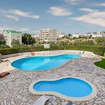 Апартаменты Comfy 3 Bdr Flat With Pool & Balcony By Lovelystay *