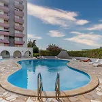 Апартаменты Comfy 3 Bdr Flat With Pool & Balcony By Lovelystay