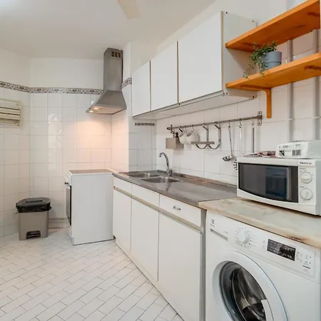 Apartamento Comfy 3 Bdr Flat With Pool & Balcony By Lovelystay *