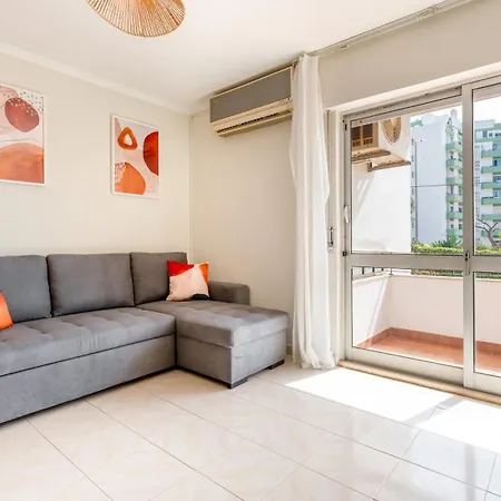 Apartamento Comfy 3 Bdr Flat With Pool & Balcony By Lovelystay