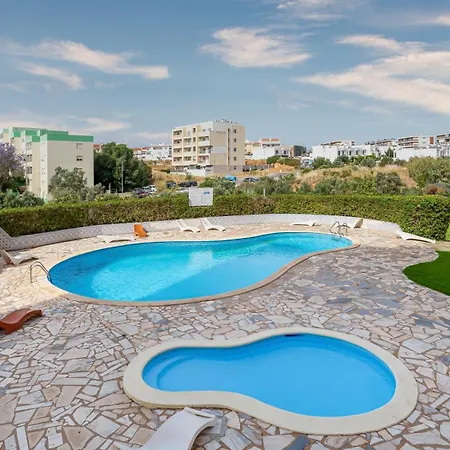 Apartamento Comfy 3 Bdr Flat With Pool & Balcony By Lovelystay *