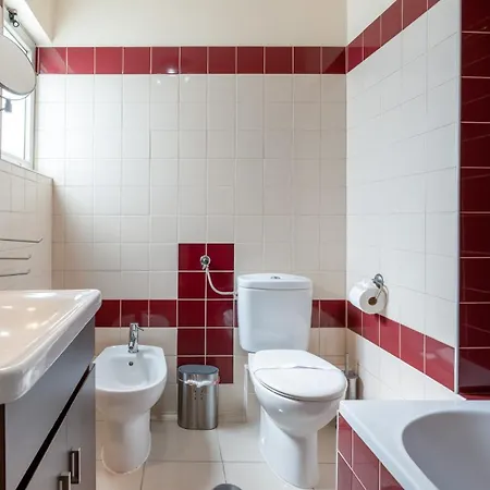 Comfy 3 Bdr Flat With Pool & Balcony By Lovelystay * Portimão